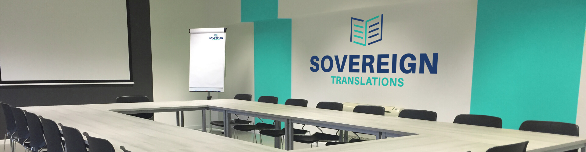 Ein Seminarraum mit Tafel, Whiteboard, Beamer und Sovereign-Translations-Logo, in dem eine E-Learning-Übersetzung verwendet werden kann