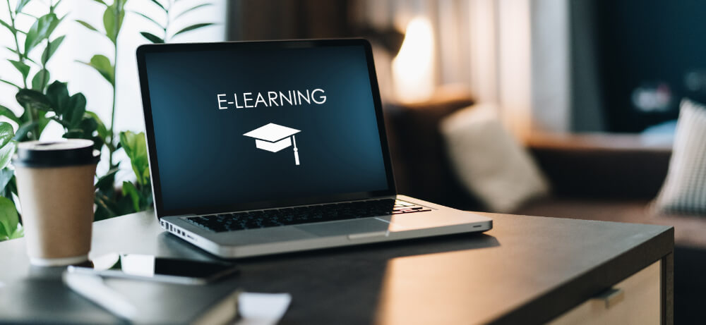 Auf einem Laptop läuft ein E-Learning-Programm